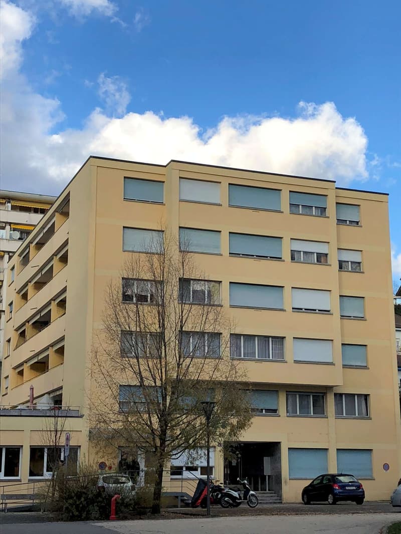Locaux comprenant plusieurs espaces dont une cuisine équipée (8)