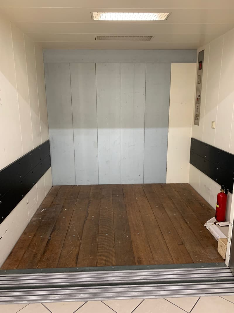 Locaux spacieux, rénovés, avec monte-charge. Surface idéale pour exposition - vente - bureaux (10)