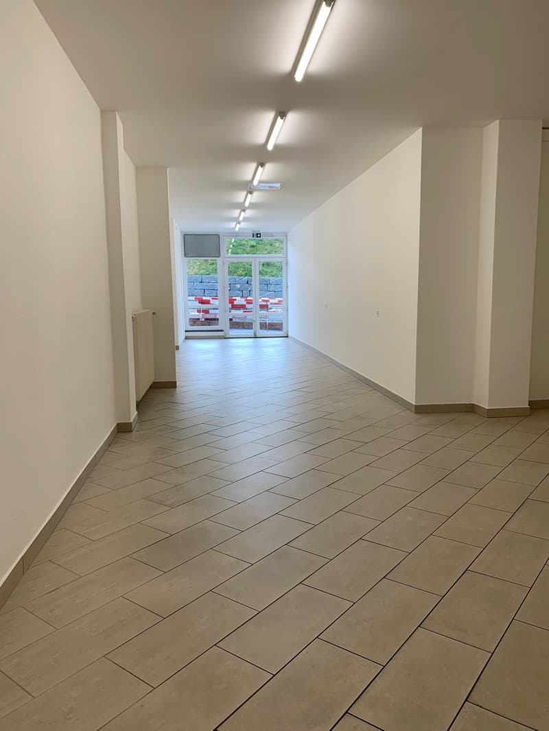 Locaux spacieux, rénovés, avec monte-charge. Surface idéale pour exposition - vente - bureaux (7)