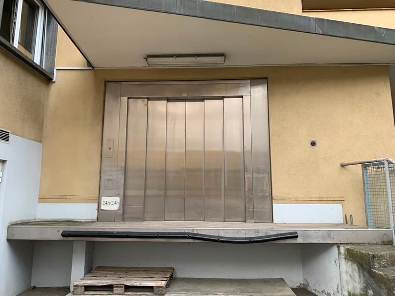 Locaux spacieux, rénovés, avec monte-charge. Surface idéale pour exposition - vente - bureaux (11)