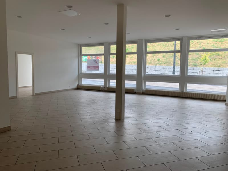 Choisissez un emplacement qui accompagne vos ambitions ! Implantez votre commerce dans un quartier dynamique. Cette surface offre un cadre attractif pour votre prochain projet : boutique, showroom, institut, concept store ou activité de services.< (5)