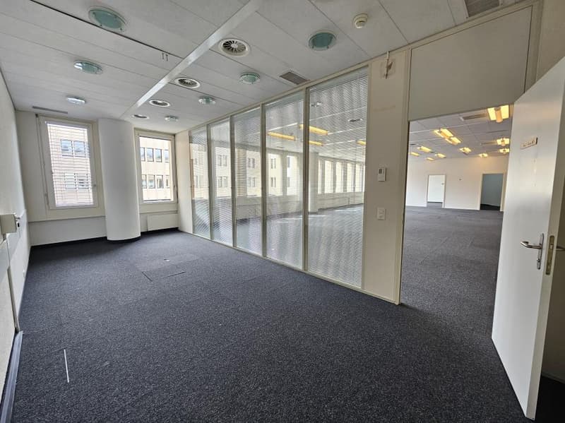 Loyer attractif - Bel open-space avec 4 bureaux individuels (2)