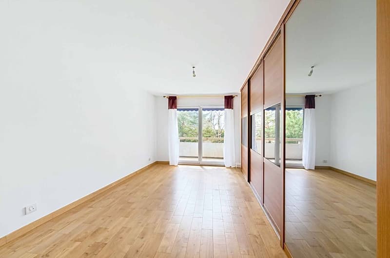 Spacious crossing accommodation with large balcony (3)