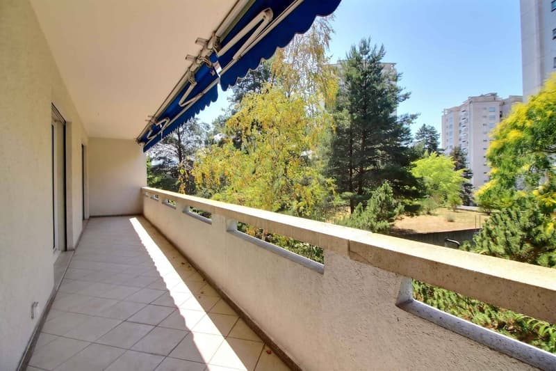 Geräumige Durchgangswohnung mit großem Balkon (5)