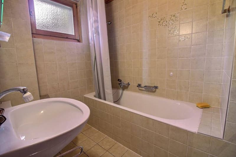 BEAUTIFUL 5-ROOM CHALET WITH A DEPENDENCY AND 2 CLOSED GARAGES (5)