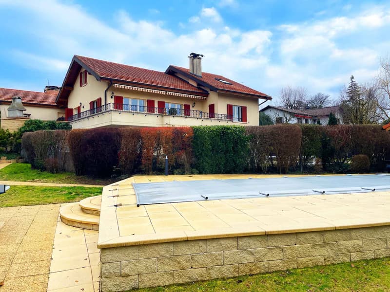 Spacious duplex of 6.5 rooms in a villa with large private garden and heated outdoor pool (1)