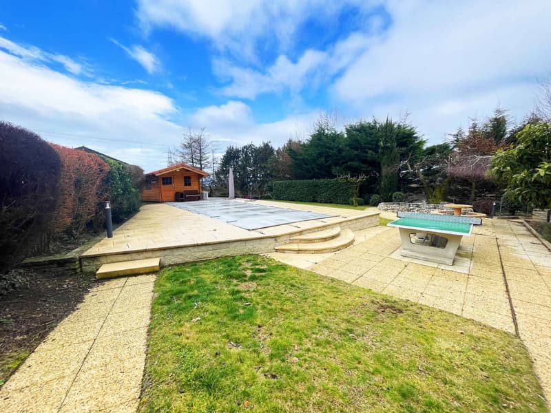 Spacious duplex of 6.5 rooms in a villa with large private garden and heated outdoor pool (13)