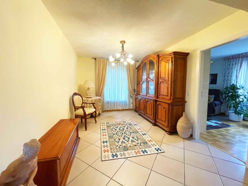 Spacious duplex of 6.5 rooms in a villa with large private garden and heated outdoor pool (4)