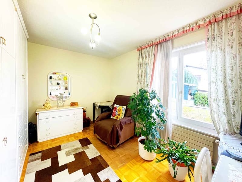Spacious duplex of 6.5 rooms in a villa with large private garden and heated outdoor pool (6)
