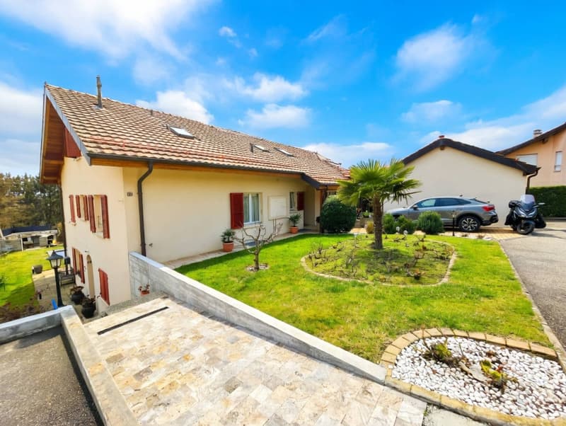 Spacious duplex of 6.5 rooms in a villa with large private garden and heated outdoor pool (12)