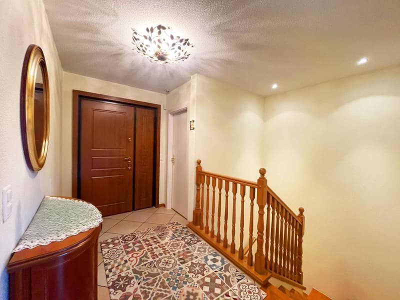 Spacious duplex of 6.5 rooms in a villa with large private garden and heated outdoor pool (7)