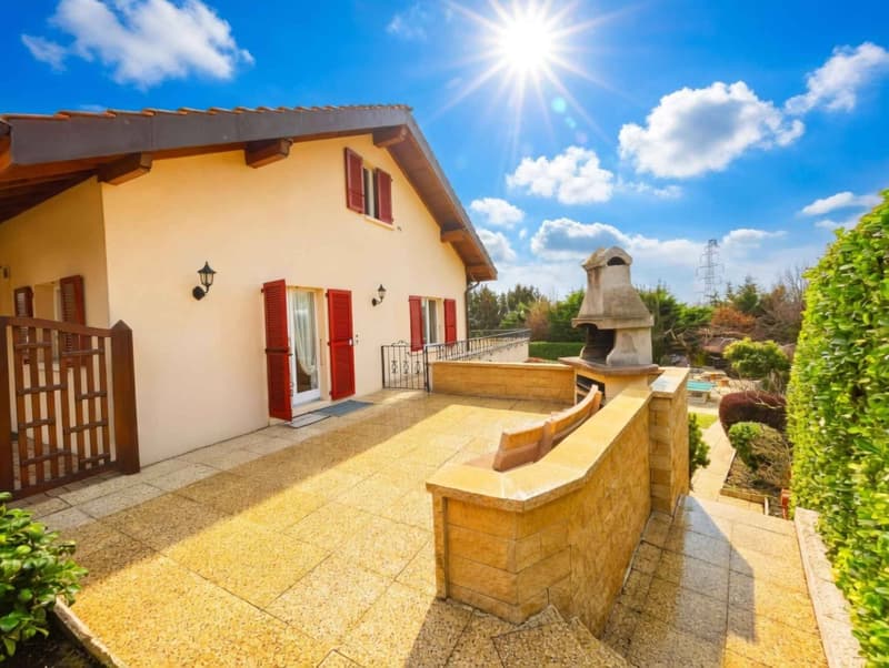 Spacious duplex of 6.5 rooms in a villa with large private garden and heated outdoor pool (2)