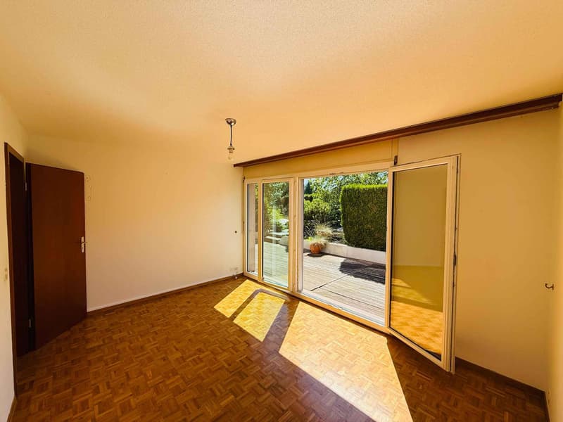 Wohnung mit 5.5 Zimmern und großer Terrasse in einer grünen Umgebung (6)