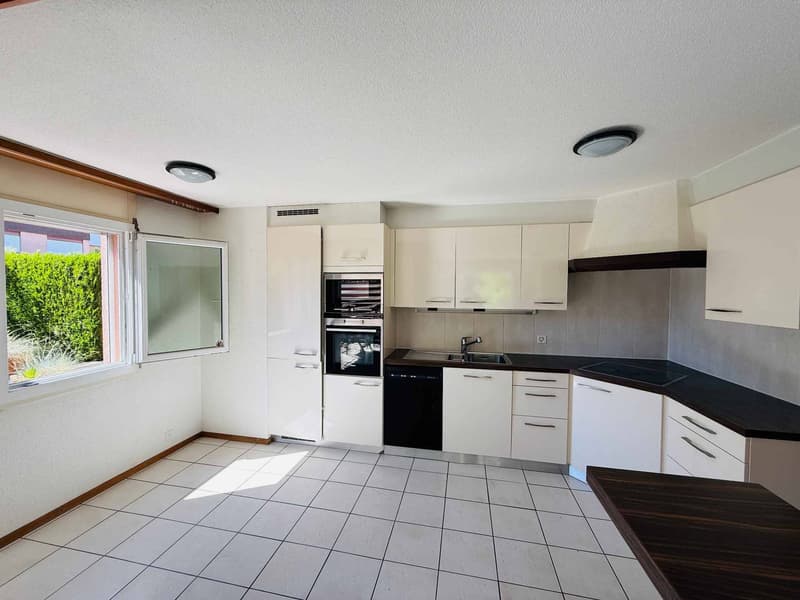 Wohnung mit 5.5 Zimmern und großer Terrasse in einer grünen Umgebung (5)
