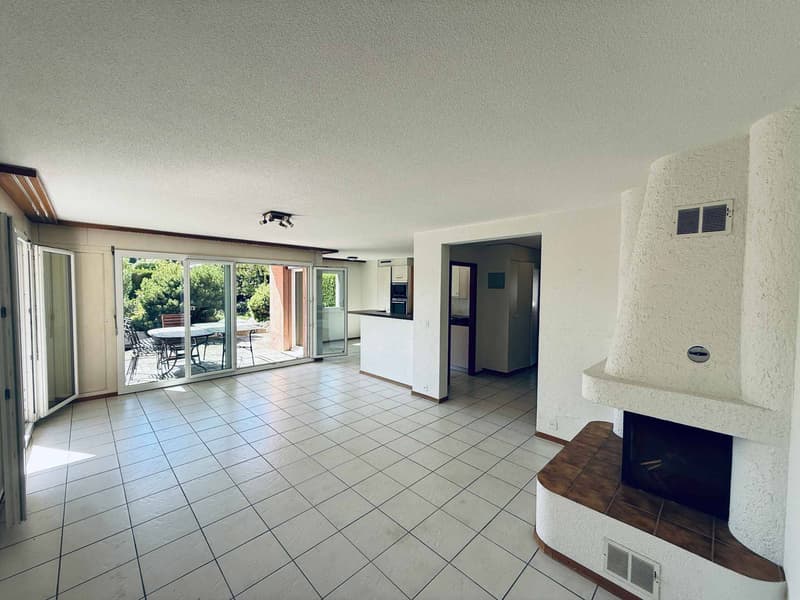 Wohnung mit 5.5 Zimmern und großer Terrasse in einer grünen Umgebung (2)