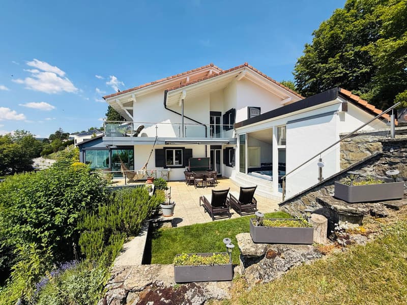 Geräumige Familienvilla mit atemberaubendem Blick (2)