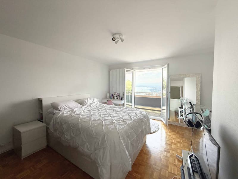 Spacious family villa with breathtaking views (7)