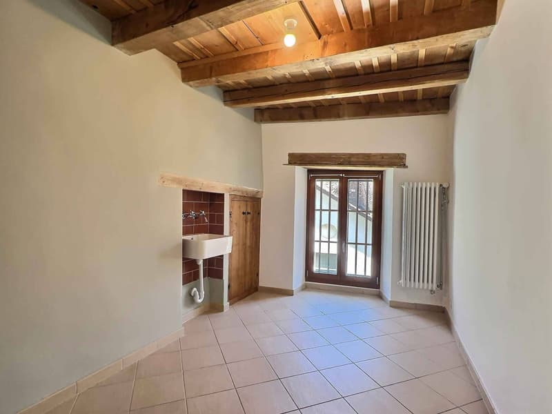 Spacious 5.5-room apartment with charm in the heart of Cossonay's Old Town (5)
