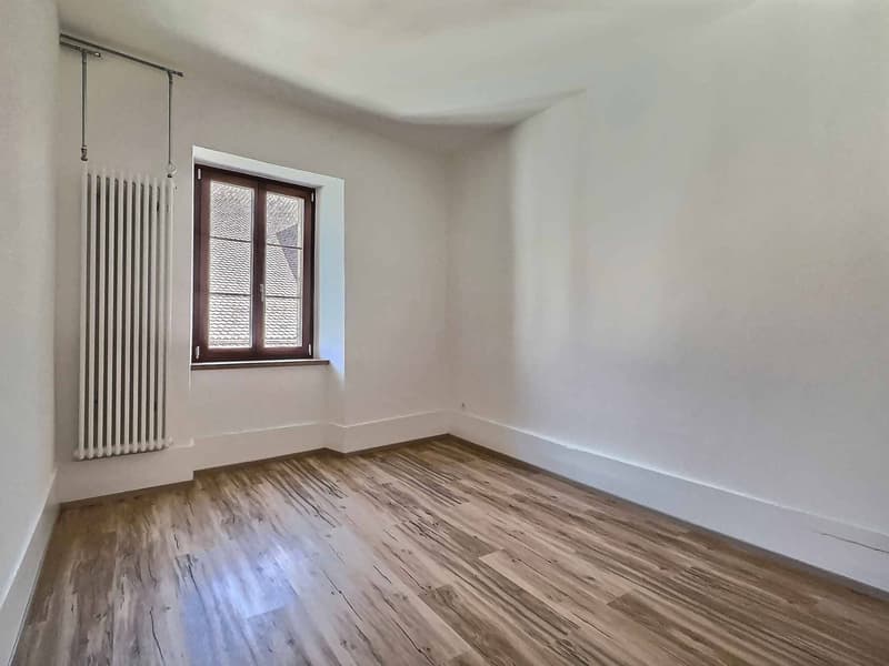 Spacious 5.5-room apartment with charm in the heart of Cossonay's Old Town (11)