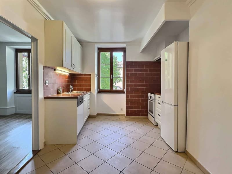 Spacious 5.5-room apartment with charm in the heart of Cossonay's Old Town (3)