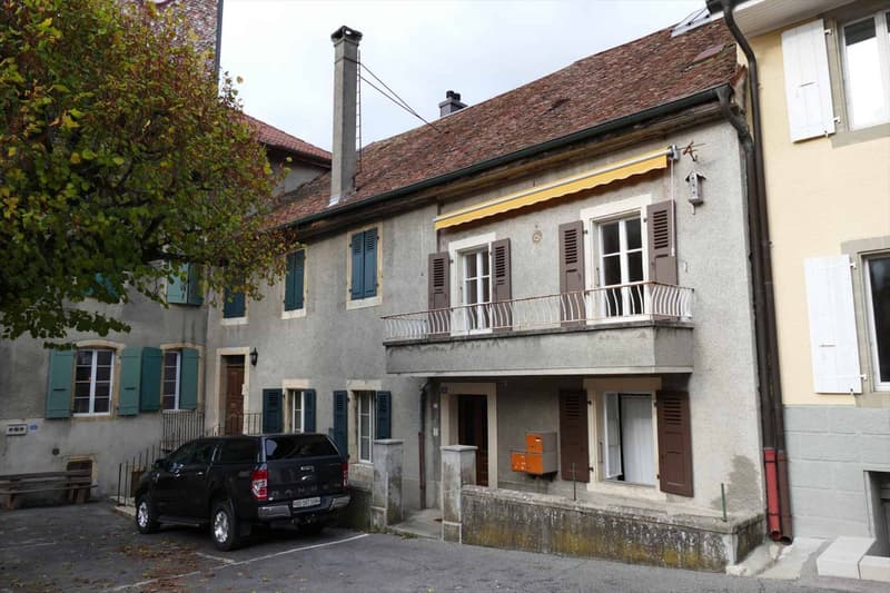 Spacious 5.5-room apartment with charm in the heart of Cossonay's Old Town (1)