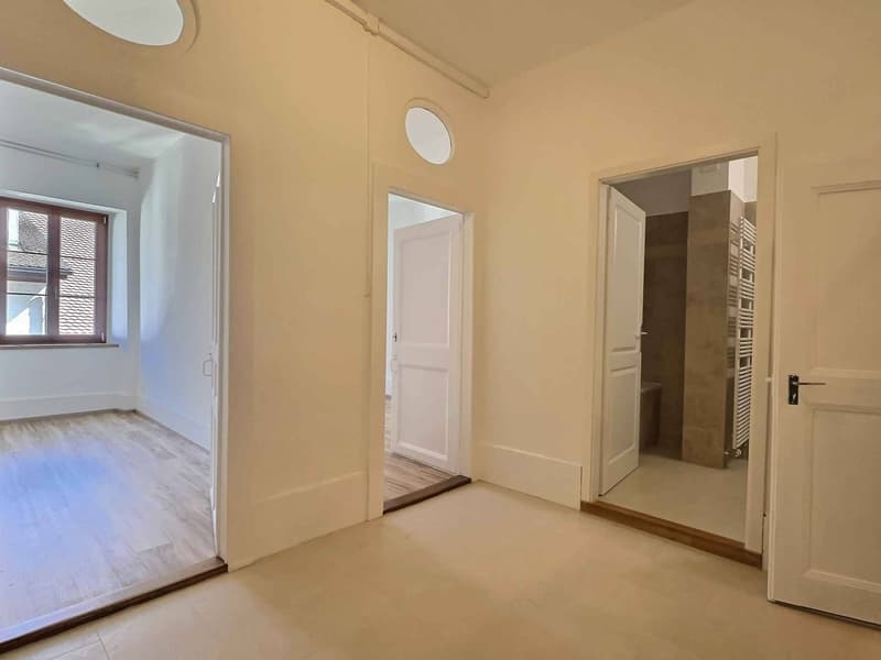 Spacious 5.5-room apartment with charm in the heart of Cossonay's Old Town (9)