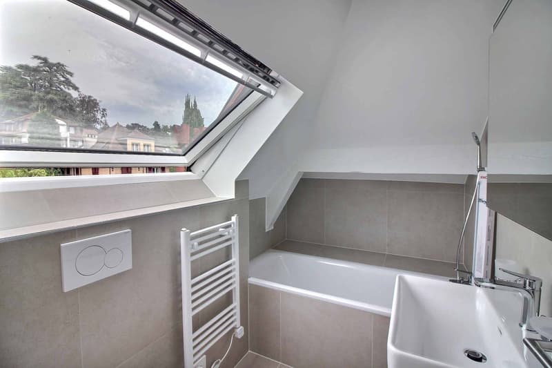 Prächtige Dachgeschoßwohnung, komplett renoviert mit atemberaubendem Blick auf den See (12)