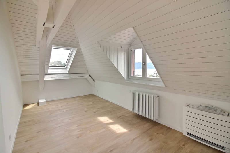 Prächtige Dachgeschoßwohnung, komplett renoviert mit atemberaubendem Blick auf den See (9)