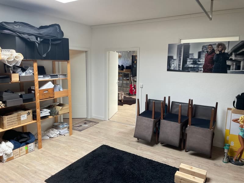 Bellissimo spazio situato in una zona industriale a Préverenges (7)