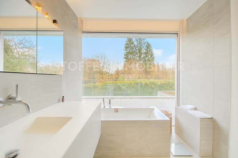 Villa contemporaine avec piscine dans un cadre résidentiel (4)