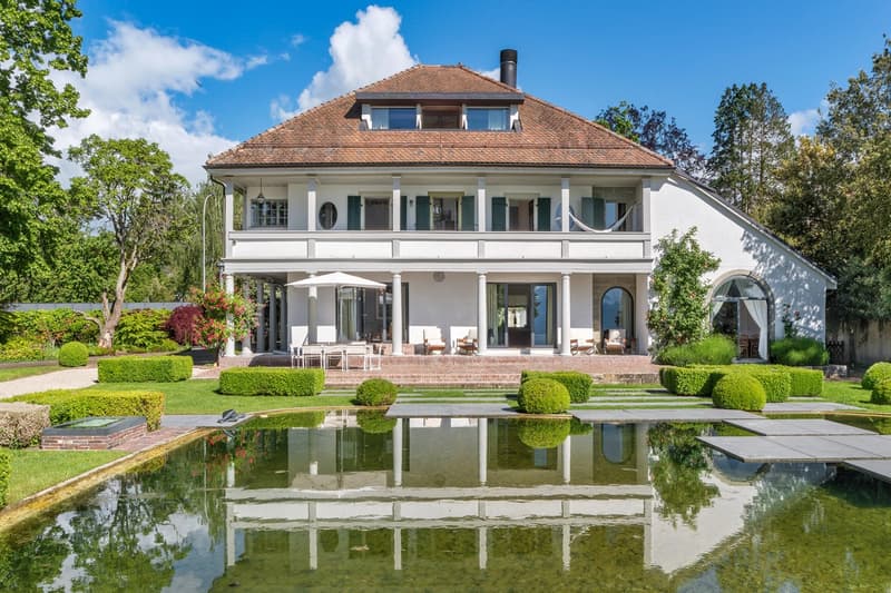 Sublime waterfront property with private beach and boat garage (2)