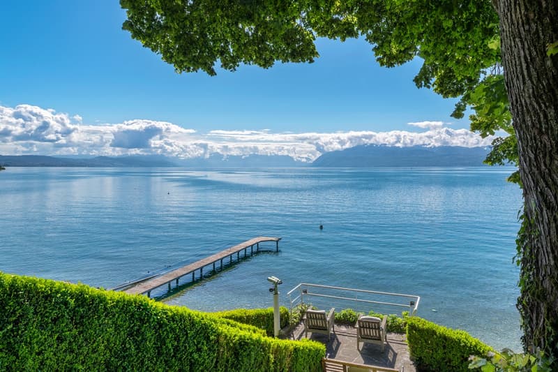 Sublime waterfront property with private beach and boat garage (4)