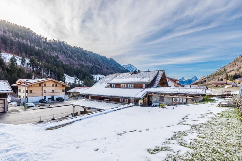 Rare opportunity: mixed-use building in Jaun (4)