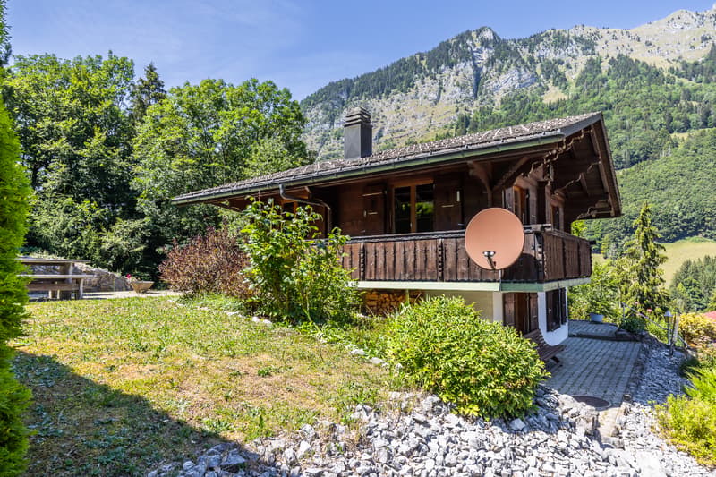 Living in harmony with nature: 4½-room chalet in a quiet location (1)