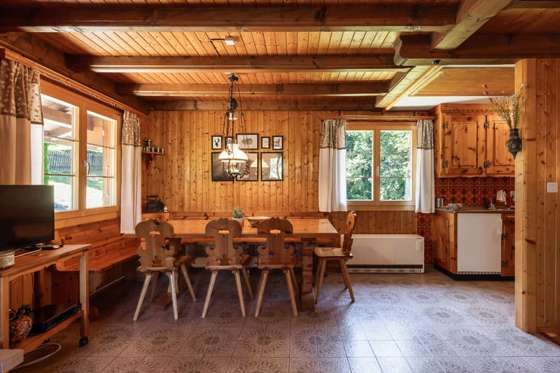 Living in harmony with nature: 4½-room chalet in a quiet location (10)
