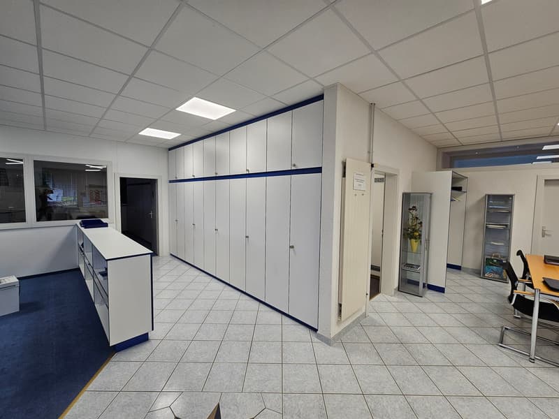 380 m2 répartis en 4 locaux commerciaux. (3)