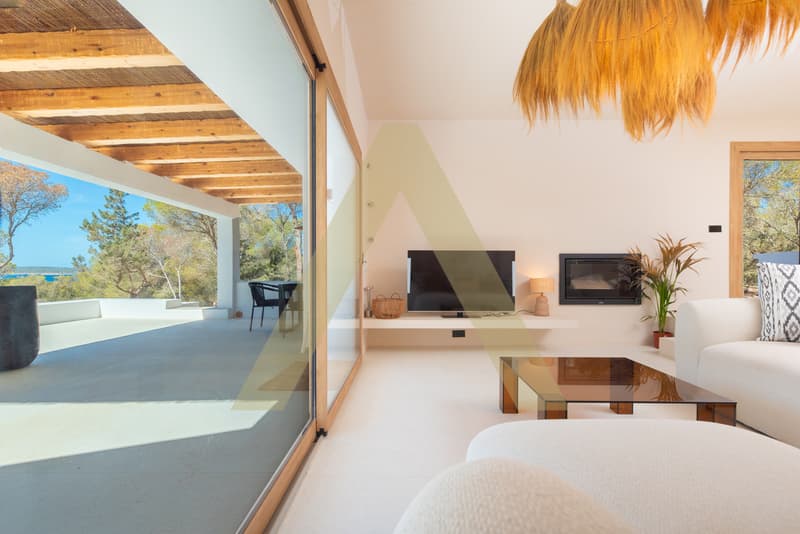 Exceptional villa with sea view and tourist license (9)
