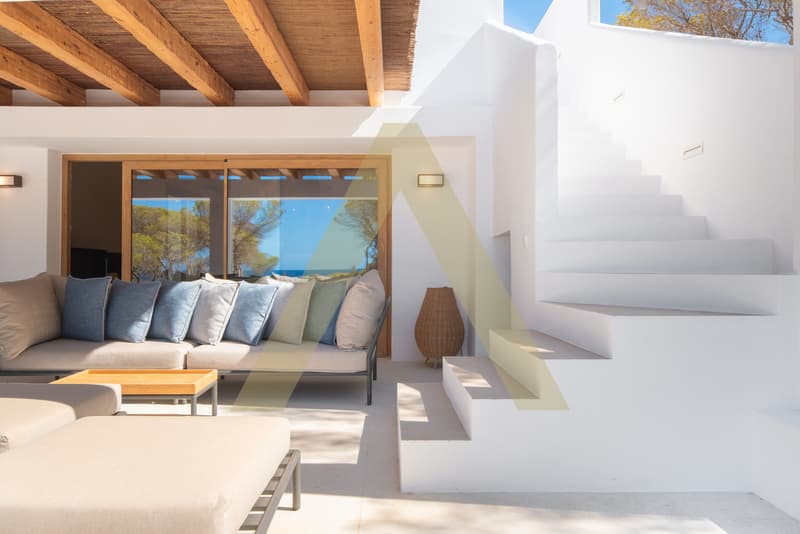 Exceptional villa with sea view and tourist license (12)