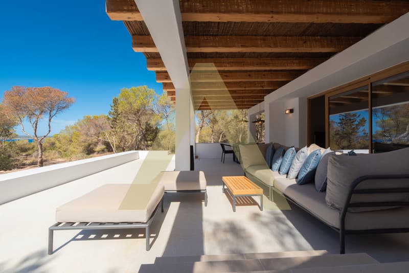 Exceptional villa with sea view and tourist license (11)
