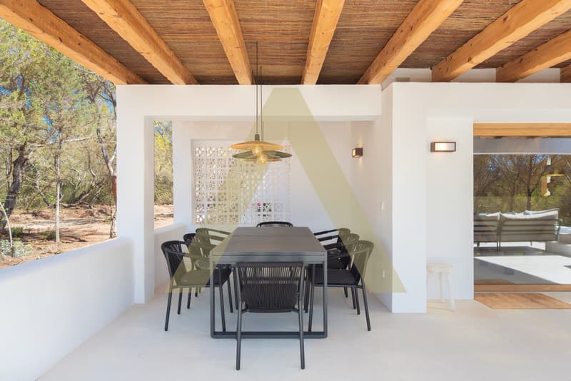Exceptional villa with sea view and tourist license (7)