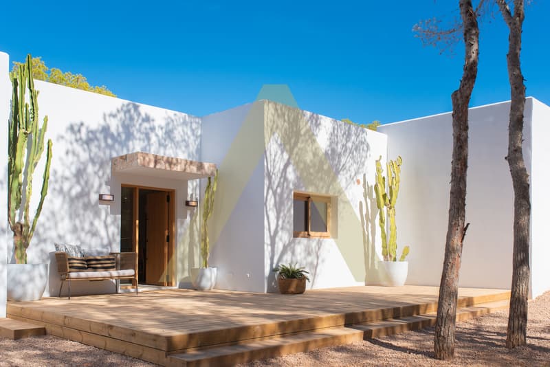 Exceptional villa with sea view and tourist license (5)