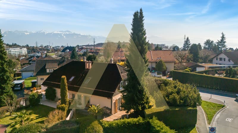 Une agréable maison entourée de verdure (1)