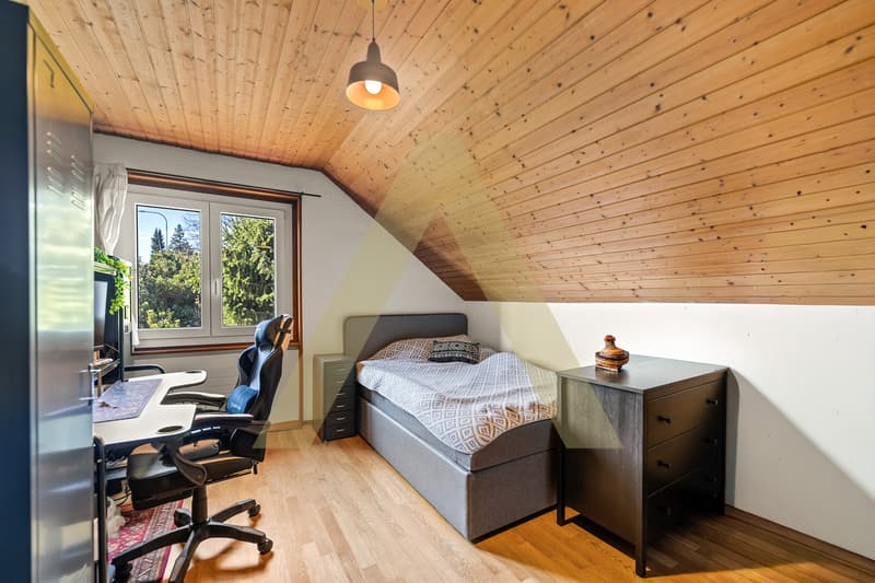 Une agréable maison entourée de verdure (8)