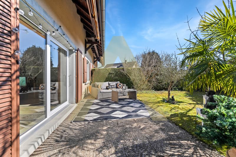 Une agréable maison entourée de verdure (3)