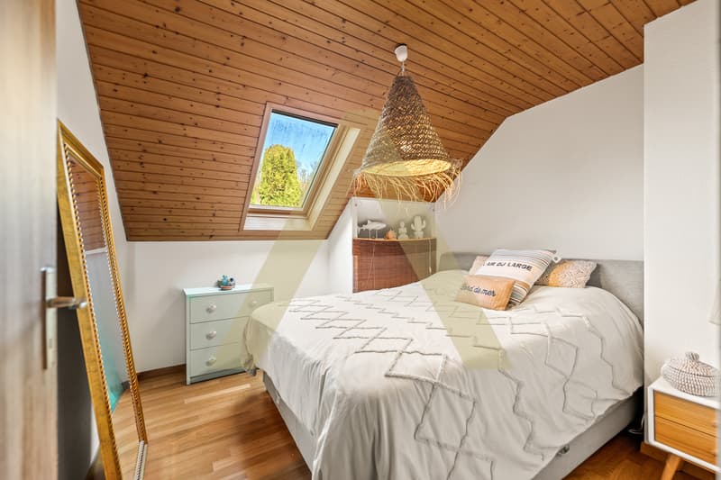 Une agréable maison entourée de verdure (7)