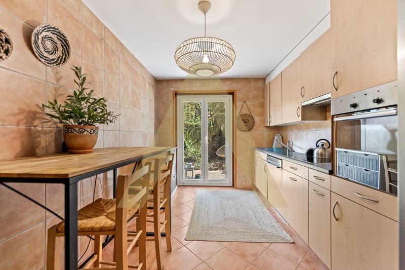 Une agréable maison entourée de verdure (6)