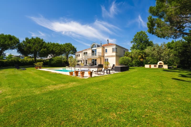 Somptueuse maison avec vue lac et piscine (1)