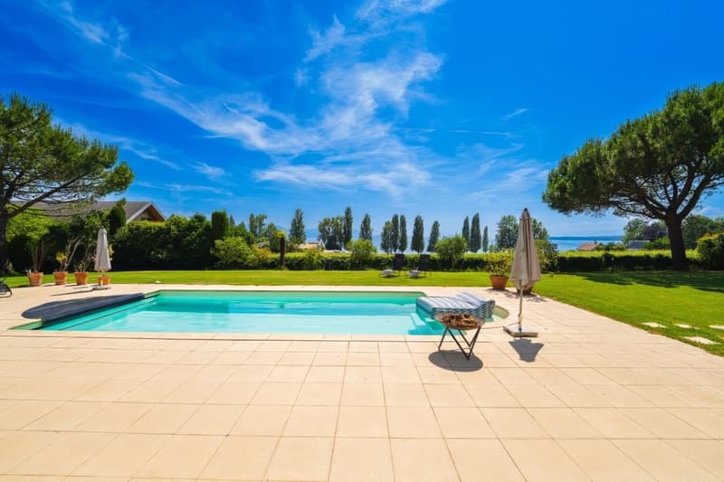 Somptueuse maison avec vue lac et piscine (1)