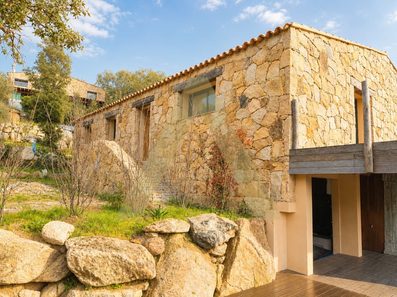 BERGERIE CONTEMPORAINE AVEC PISCINE AU COEUR DE LA CORSE DU SUD (1)