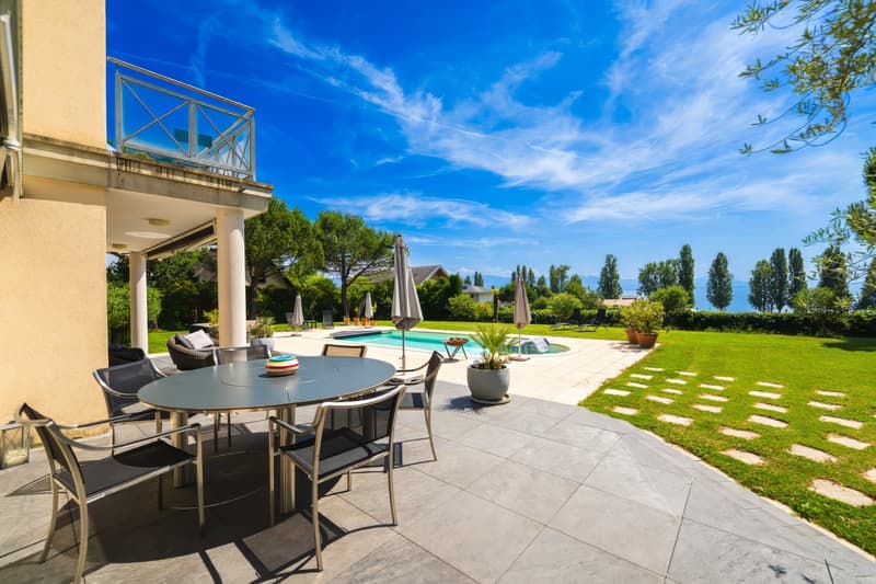 Somptueuse maison avec vue lac et piscine (4)